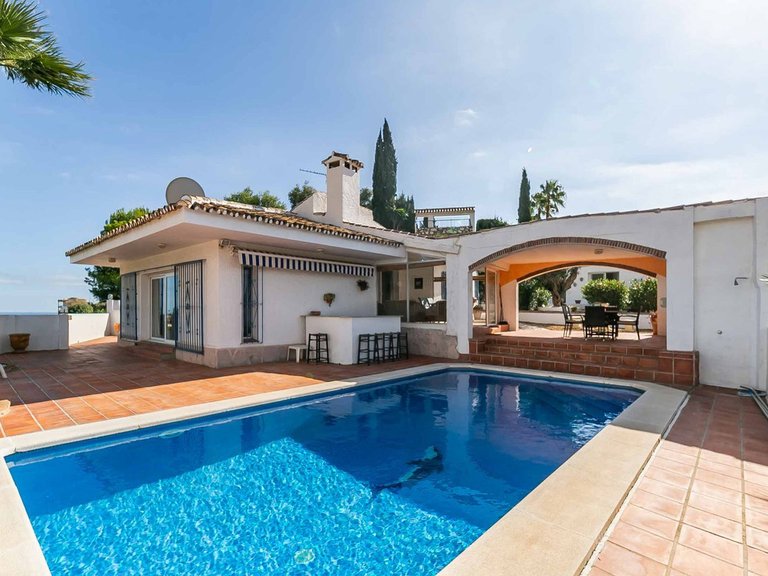 Villa for Sale in Sierrezuela, Malaga 1