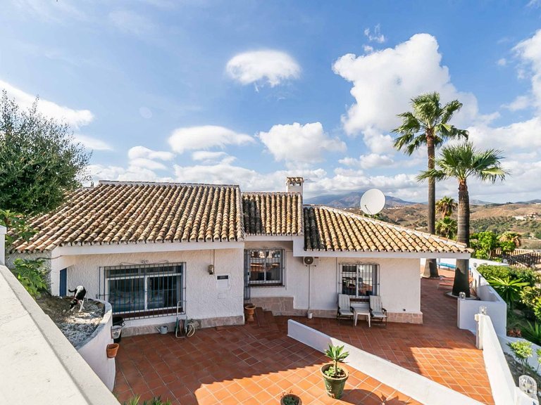 Villa for Sale in Sierrezuela, Malaga 2
