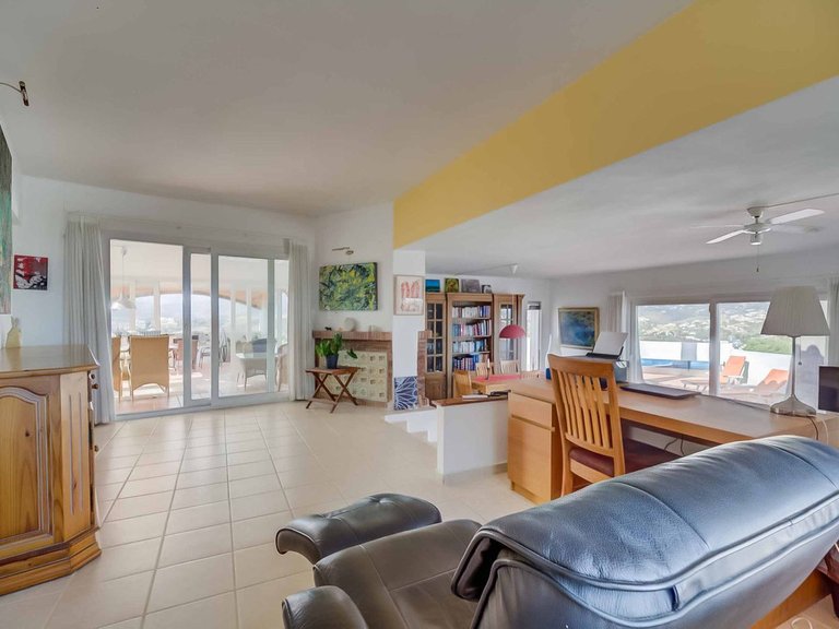 Villa for Sale in Sierrezuela, Malaga 4