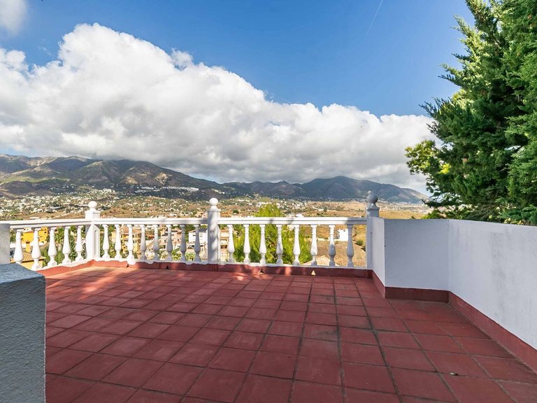 Villa for Sale in Sierrezuela, Malaga 46