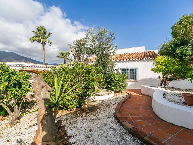 Villa for Sale in Sierrezuela, Malaga 54