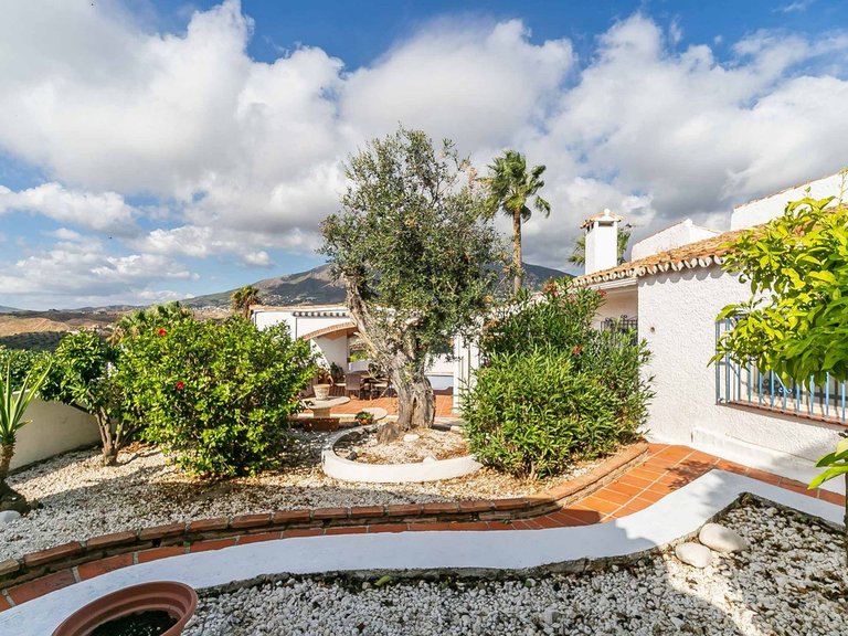 Villa for Sale in Sierrezuela, Malaga 55