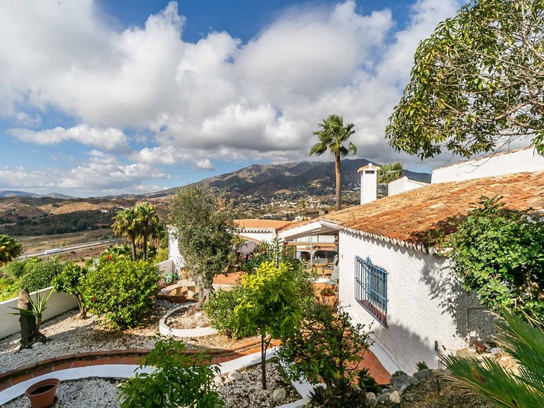 Villa for Sale in Sierrezuela, Malaga 56