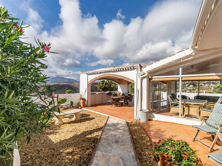 Villa for Sale in Sierrezuela, Malaga 57