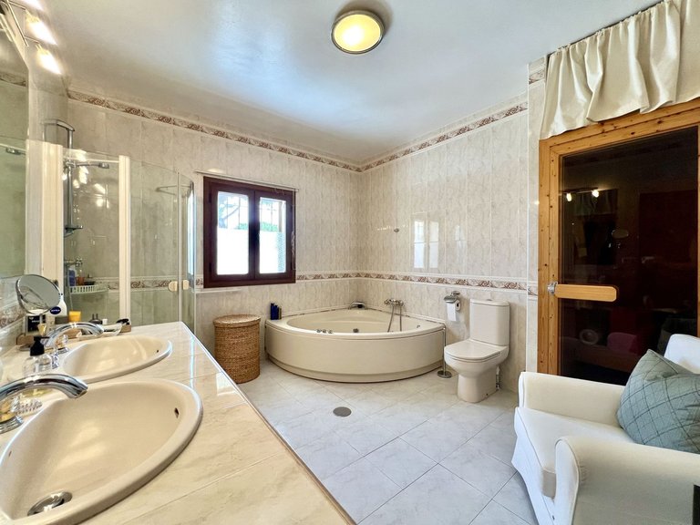 Villa for Sale in Elviria, Malaga 28