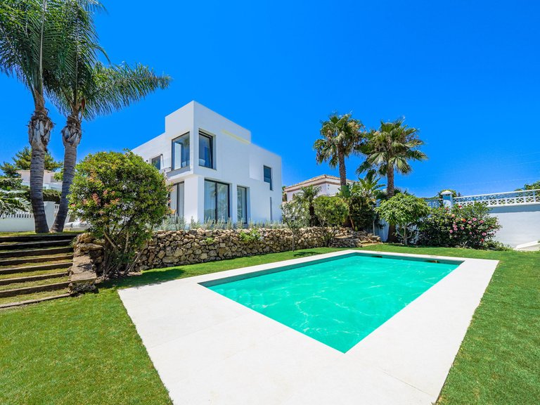 Villa for Sale in Nueva Andalucía, Malaga 1