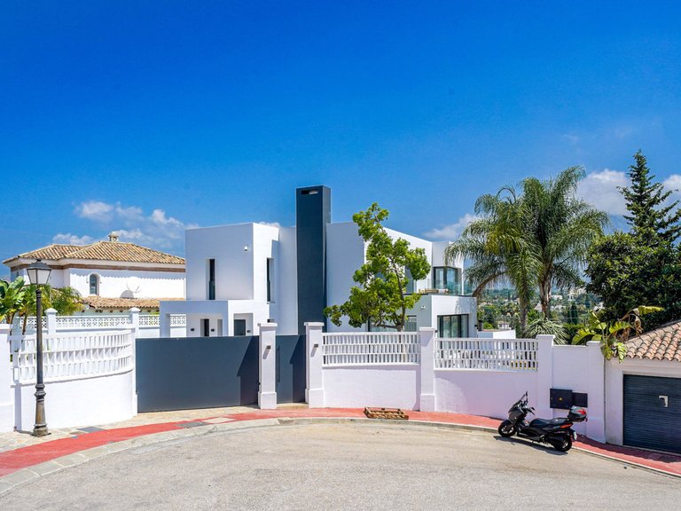 Villa for Sale in Nueva Andalucía, Malaga 11