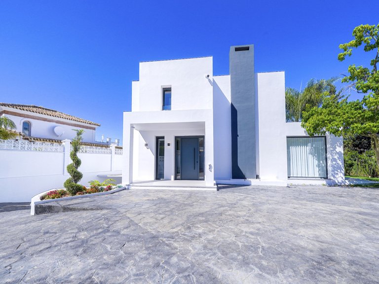 Villa for Sale in Nueva Andalucía, Malaga 27