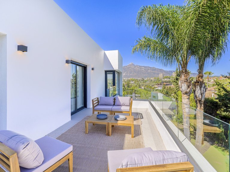 Villa for Sale in Nueva Andalucía, Malaga 28