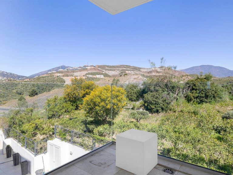 Apartment for Sale in Nueva Andalucía, Malaga 21