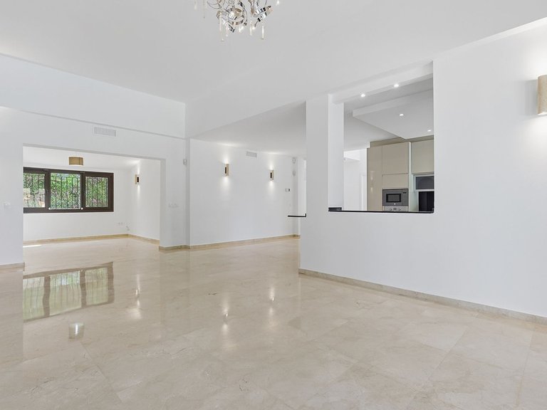 Villa for Sale in El Rosario, Malaga 10
