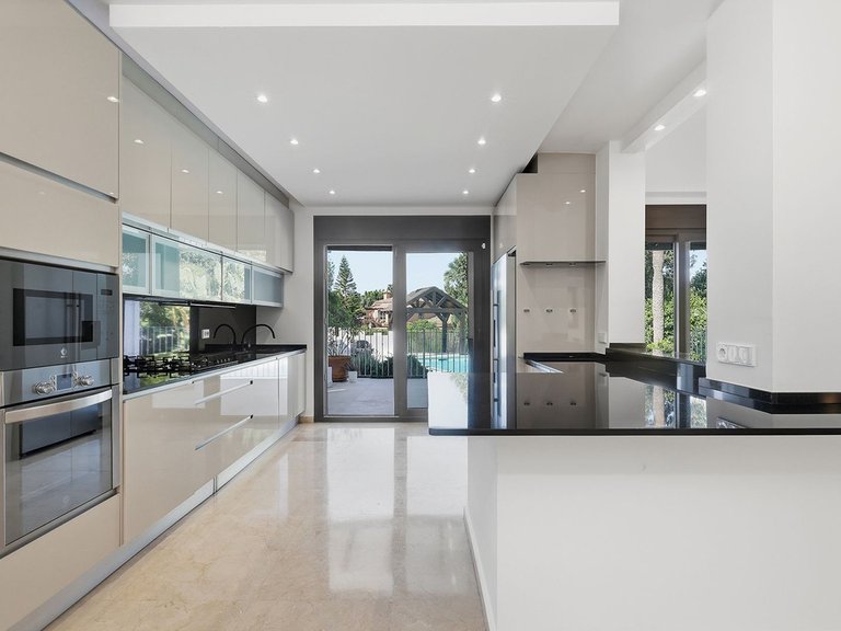 Villa for Sale in El Rosario, Malaga 5