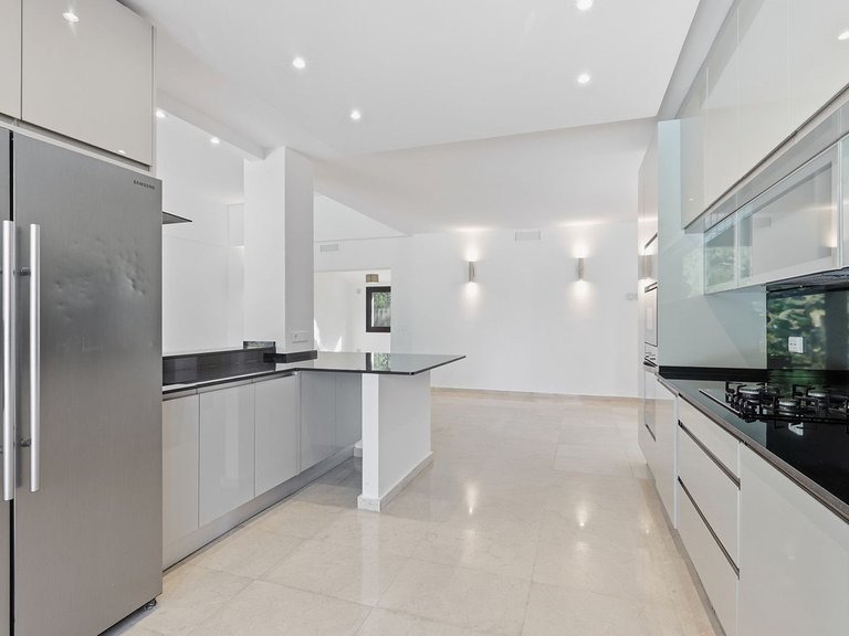 Villa for Sale in El Rosario, Malaga 7