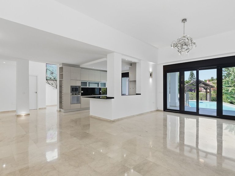 Villa for Sale in El Rosario, Malaga 9