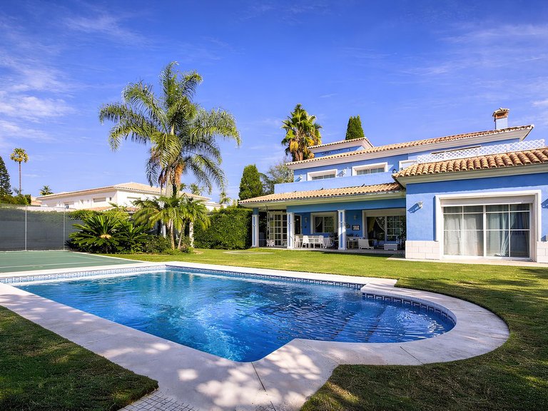 Villa for Sale in Guadalmina Baja, Malaga 1