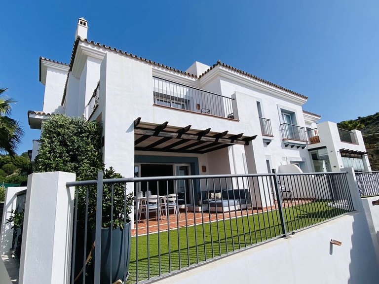 Apartment for Sale in El Paraiso, Malaga 1