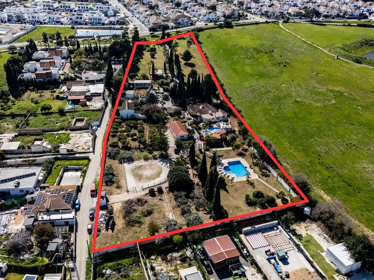 Villa for Sale in Alhaurín De La Torre, Malaga 1