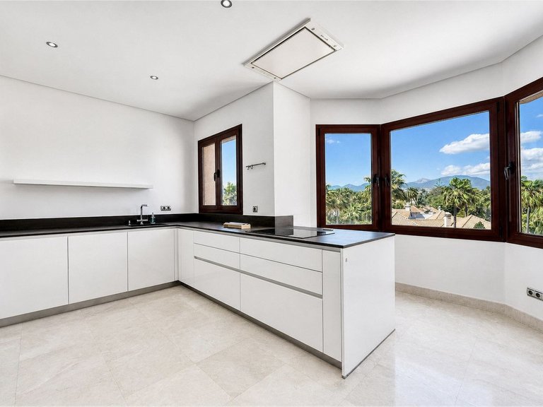 Apartment for Sale in Puerto Banús, Malaga 5