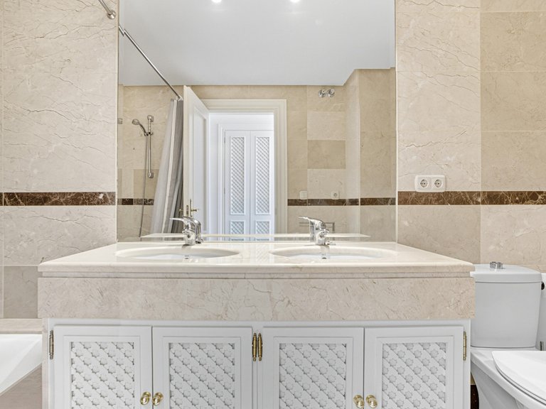 Apartment for Sale in Nueva Andalucía, Malaga 21