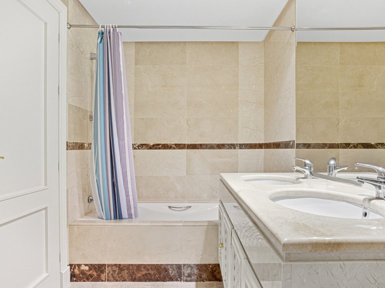 Apartment for Sale in Nueva Andalucía, Malaga 22