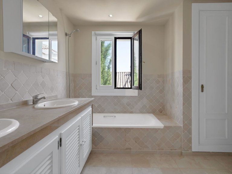 Villa for Sale in Estepona, Malaga 25