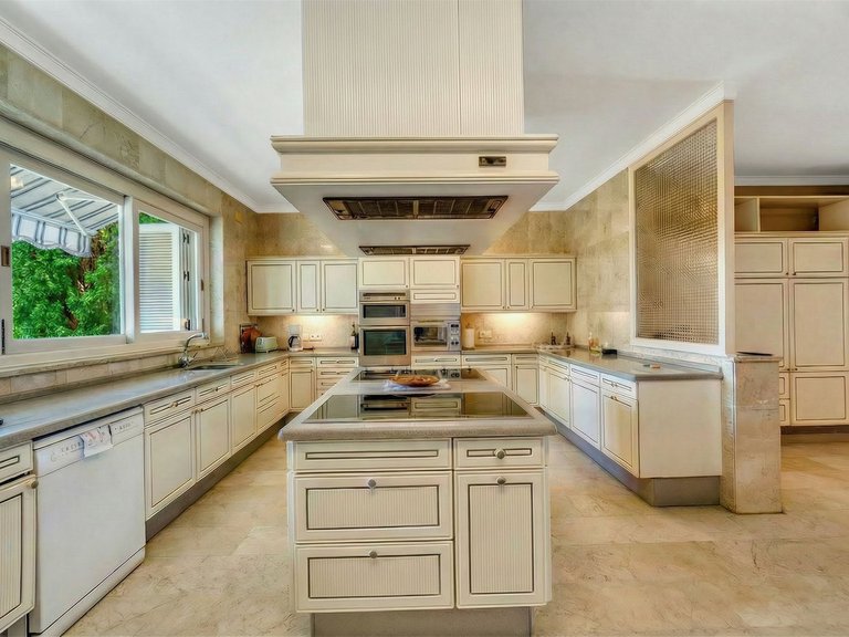 Villa for Sale in Río Real, Malaga 16