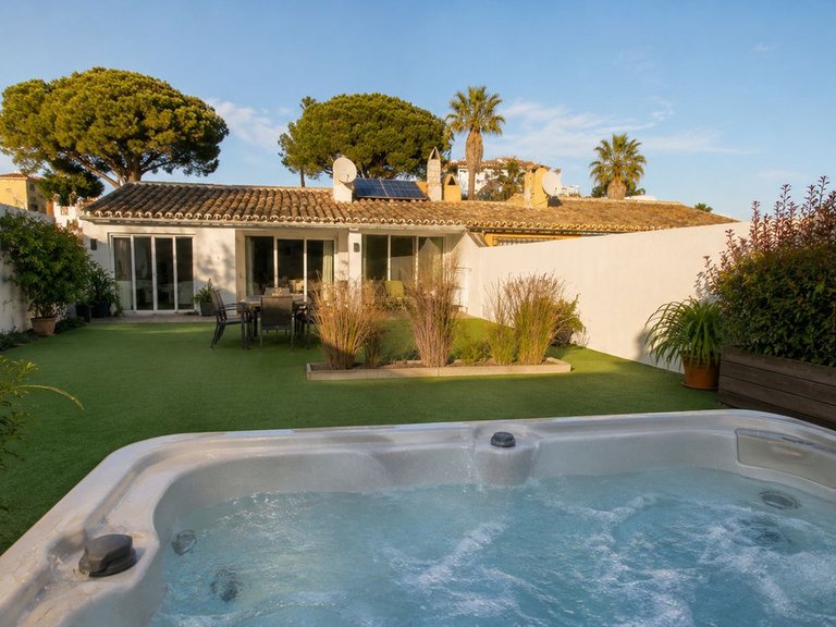 Villa for Sale in Calahonda, Malaga 1