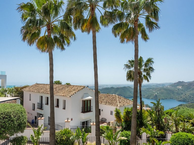 Villa for Sale in Istán, Malaga 28