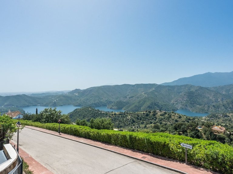 Villa for Sale in Istán, Malaga 31