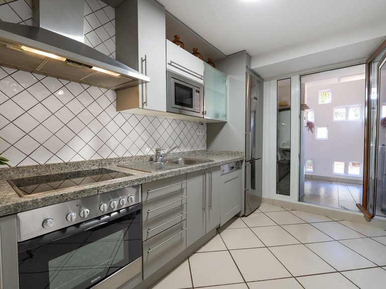 Apartment for Sale in The Golden Mile, Malaga 12