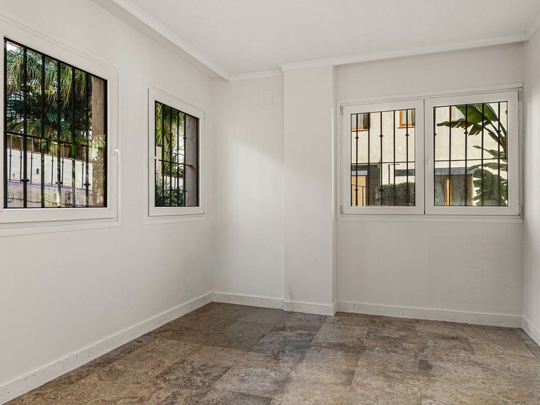Apartment for Sale in The Golden Mile, Malaga 17