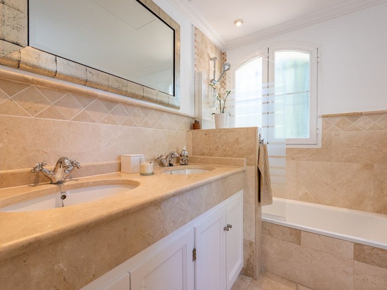 Villa for Sale in Nueva Andalucía, Malaga 22