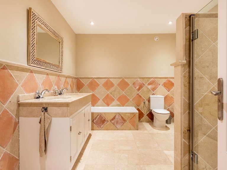 Villa for Sale in Nueva Andalucía, Malaga 26
