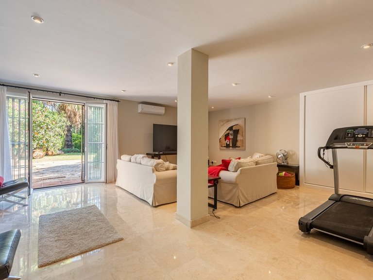 Villa for Sale in Nueva Andalucía, Malaga 27