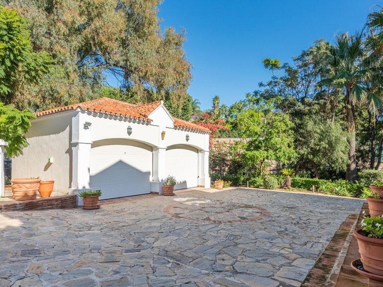 Villa for Sale in Nueva Andalucía, Malaga 28