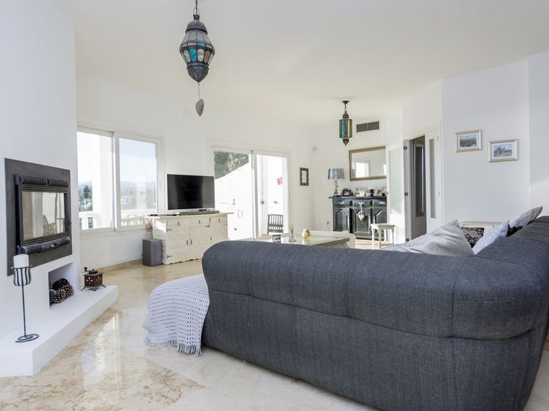 Villa for Sale in El Chaparral, Malaga 9