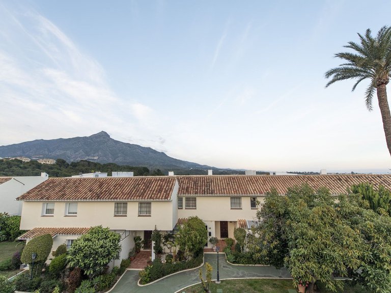 Villa for Sale in Nueva Andalucía, Malaga 28