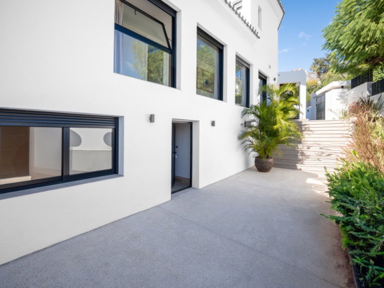Villa for Sale in Nagüeles, Malaga 51