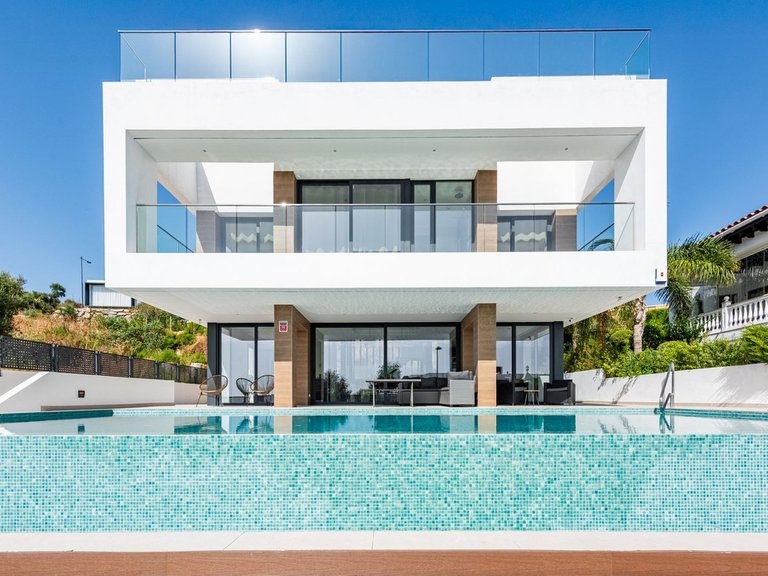 Villa for Sale in Estepona, Malaga 1