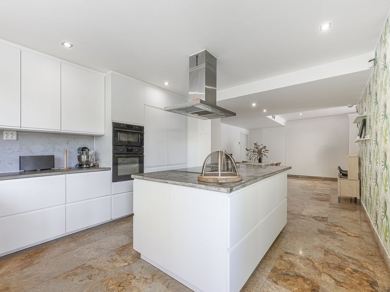 Apartment for Sale in The Golden Mile, Malaga 11