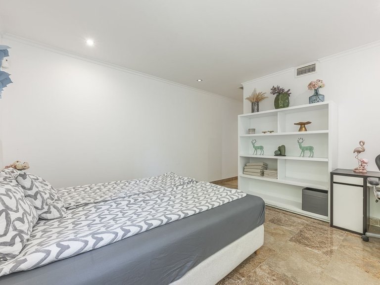 Apartment for Sale in The Golden Mile, Malaga 16