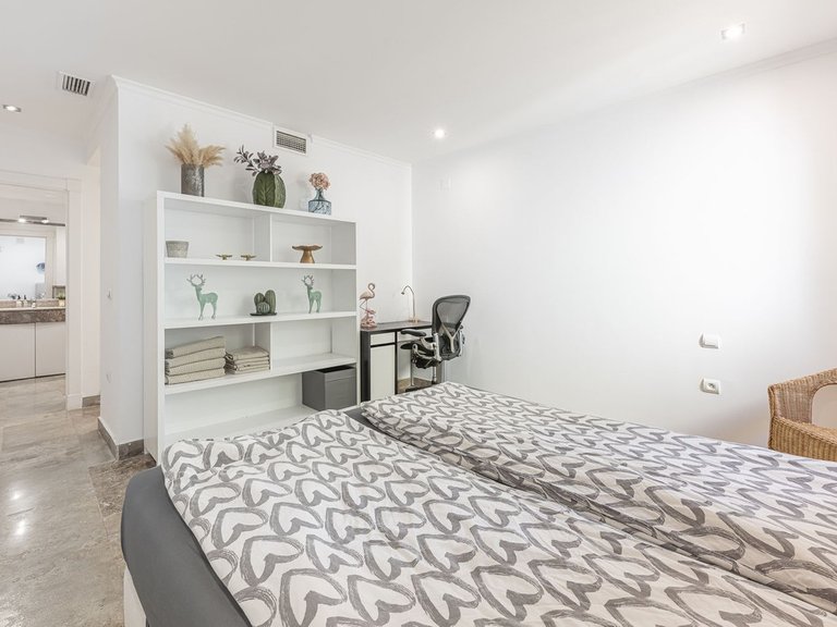 Apartment for Sale in The Golden Mile, Malaga 17