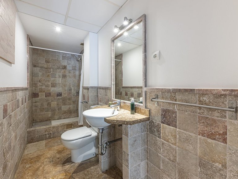 Apartment for Sale in The Golden Mile, Malaga 19