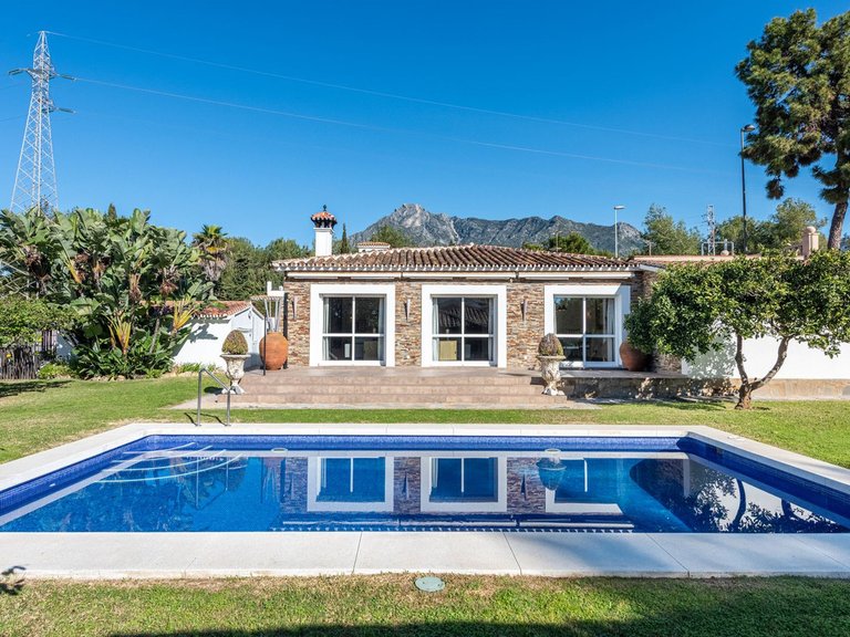 Villa for Sale in The Golden Mile, Malaga 1