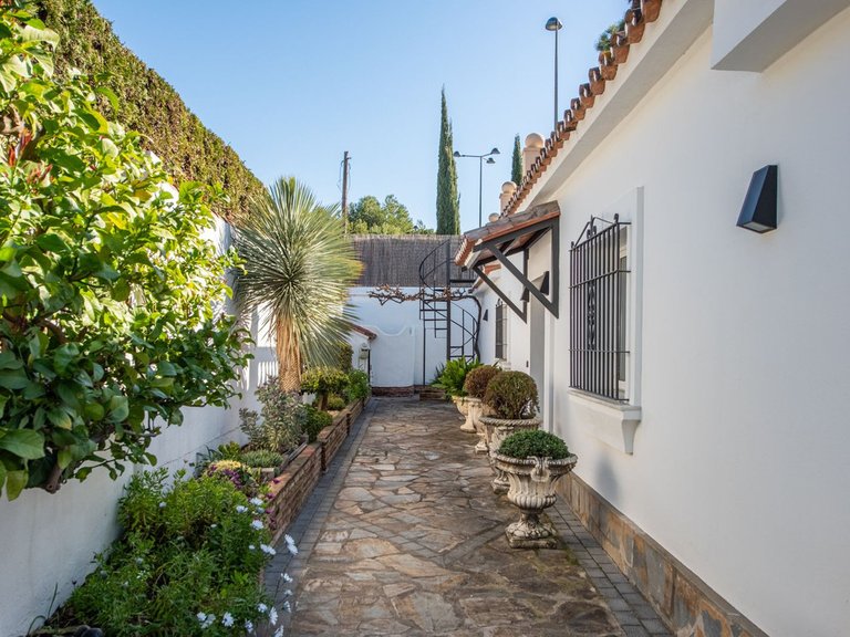 Villa for Sale in The Golden Mile, Malaga 29