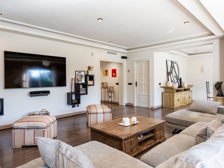 Villa for Sale in The Golden Mile, Malaga 6