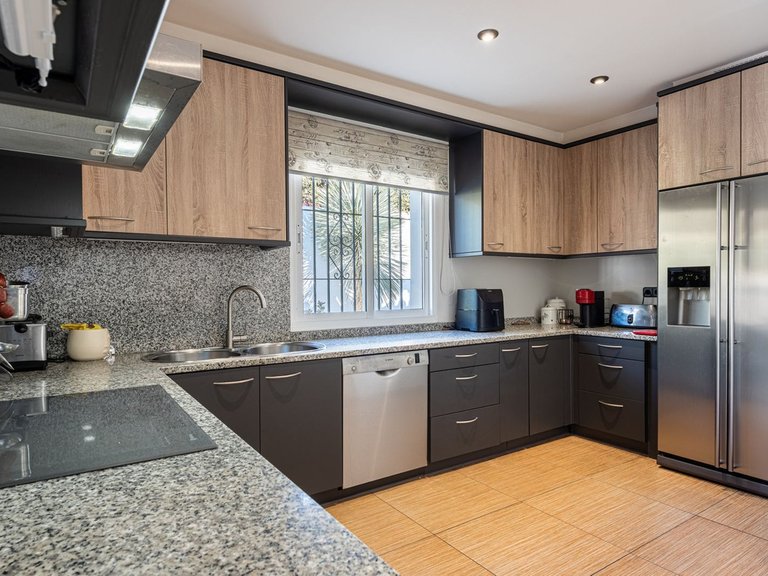 Villa for Sale in The Golden Mile, Malaga 9
