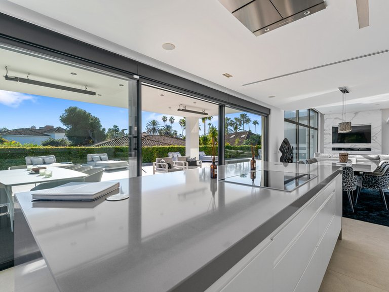 Villa for Sale in Los Monteros, Malaga 26