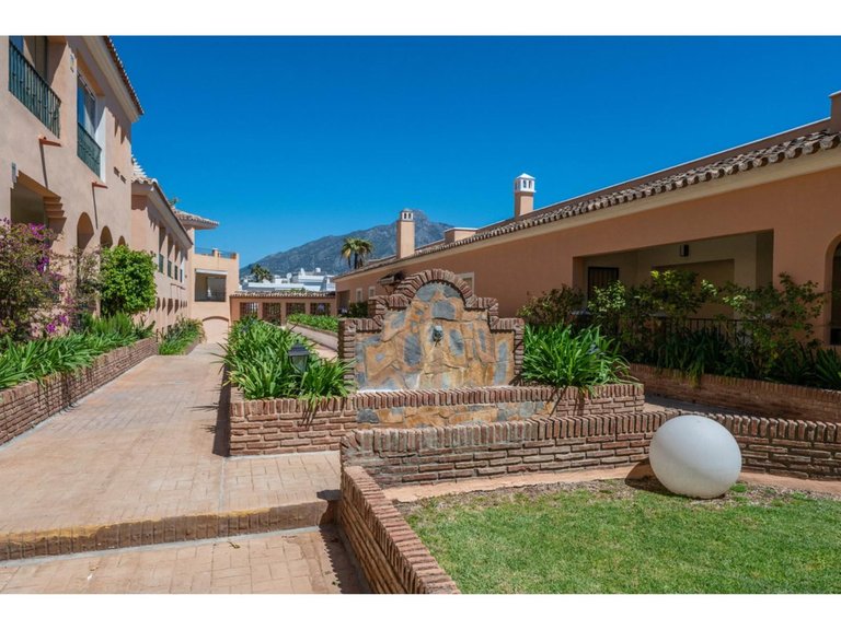 Apartment for Sale in Nueva Andalucía, Malaga 27