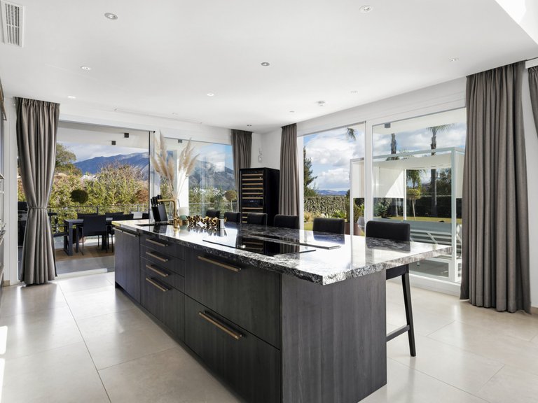 Villa for Sale in La Quinta, Malaga 12
